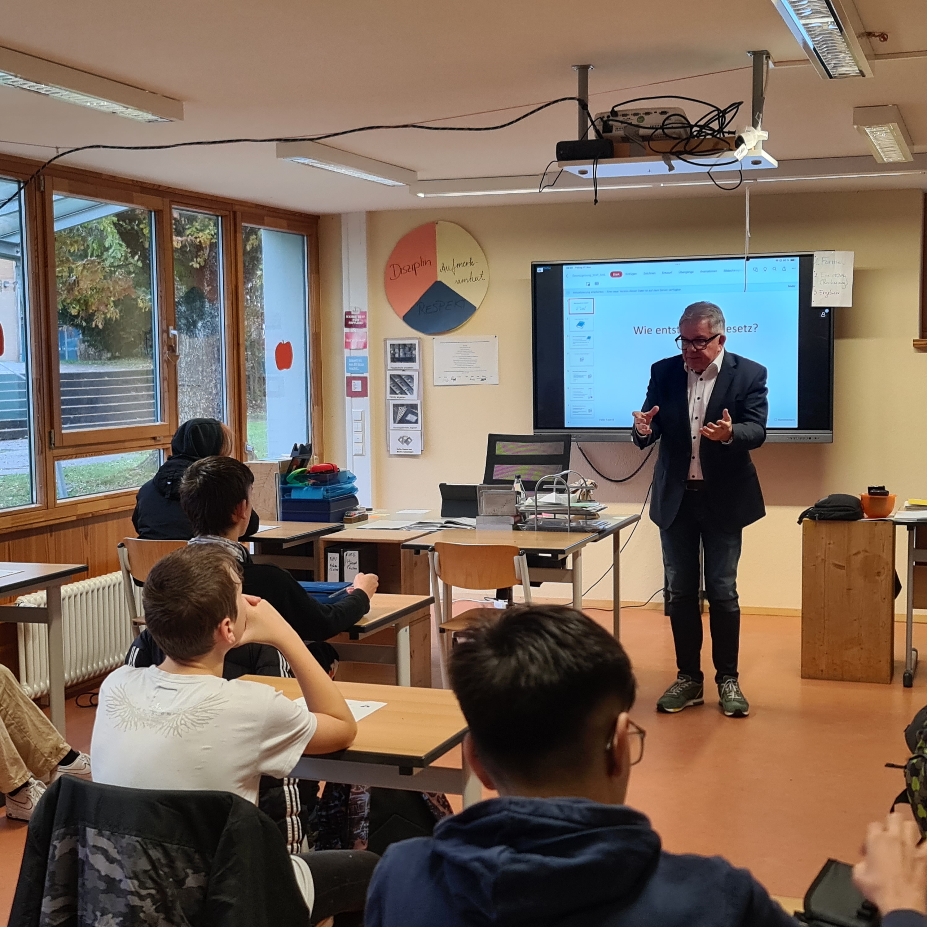 Guido Wolf MdL erklärt Schülern der Gotthilf-Vollert-Schule wie neue Gesetze entstehen