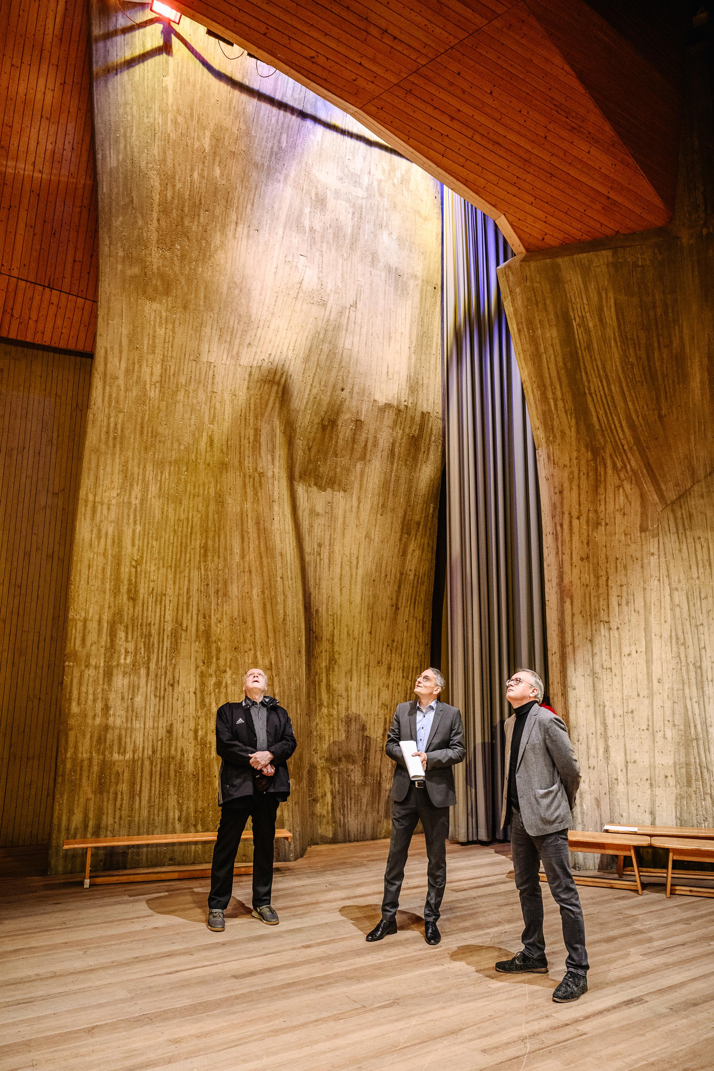 Martin Grath und Andreas Stoch informieren sich bei Guntram Holzwarth über die Sanierungsherausforderungen im Festsaal der Waldorfschule Heidenheim - Foto: Oliver Vogel