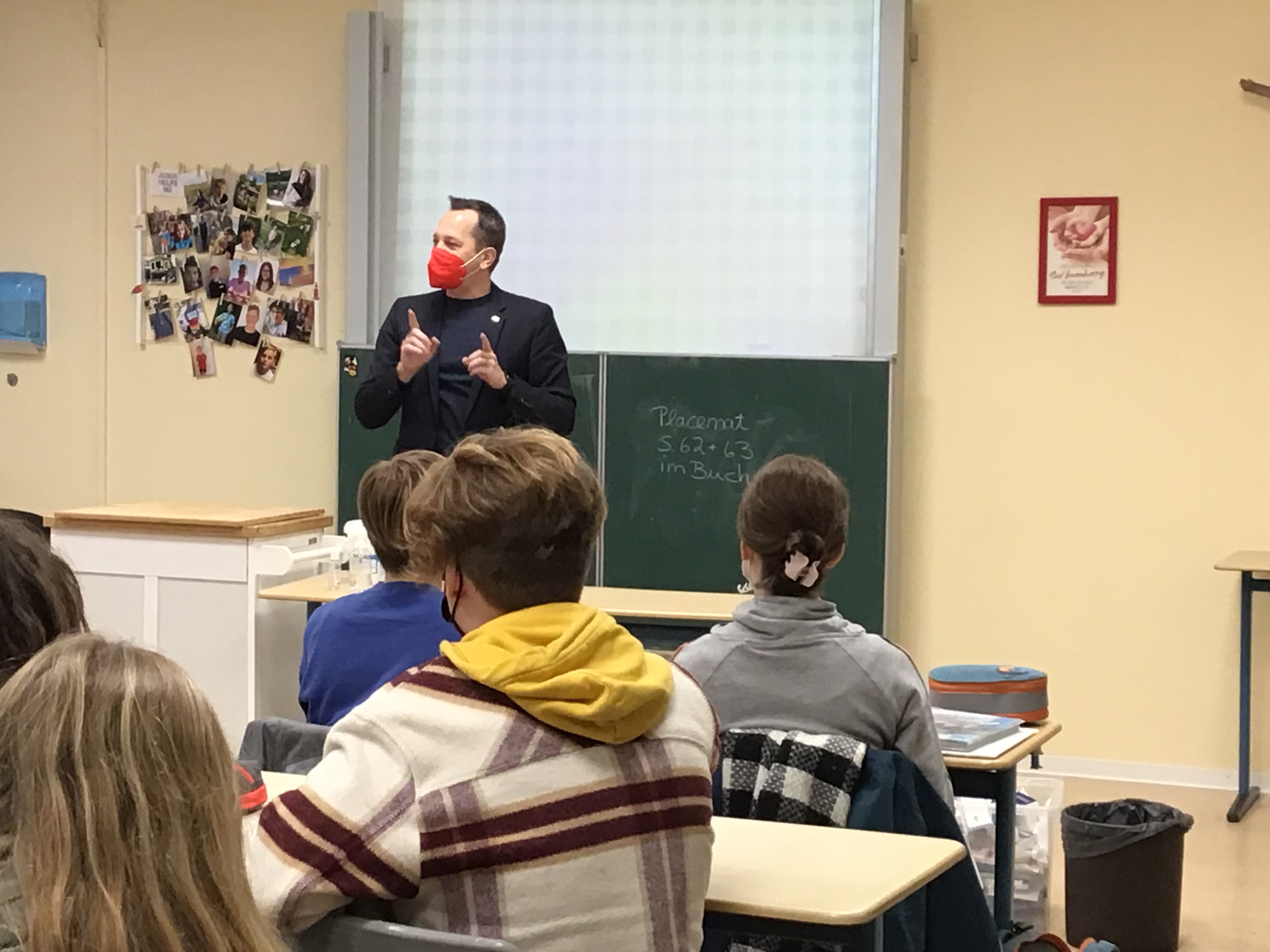 MdL Nicolas Fink (SPD) zu Besuch an der Freien Evangelischen Schule Esslingen